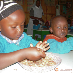 Nuovi pentoloni per la cucina della scuola materna di Timau, Kenya